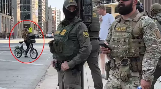 Трамп полицейские преследовали человека, который им что-то кричал, но не смогли его поймать.