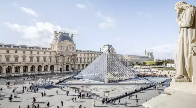 The Louvre Museum is on strike again: The doors are closed to visitors.