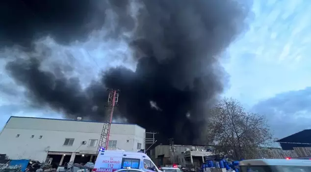 В Мерсине на складе пластикового сырья произошел пожар: на место происшествия выехало множество пожарных команд.