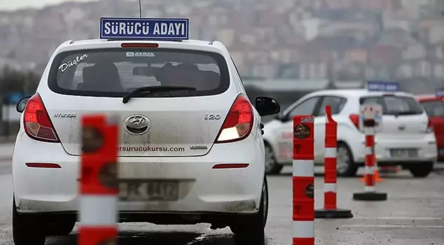 تبدأ فترة تسجيل امتحان القيادة بالكاميرا.