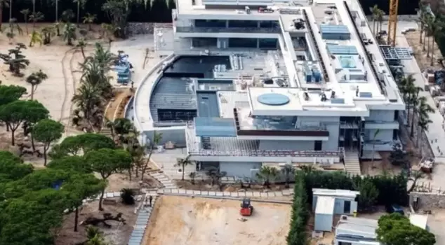 صنابير تحت! حدثت قضية القصر الذي يفكر الاسم العالمي الشهير في الانتقال إليه.