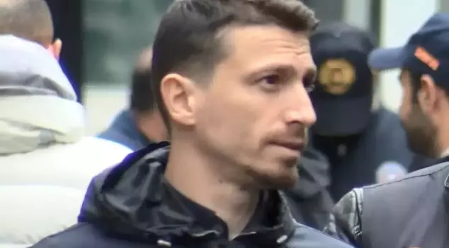 ت chaotic في المحكمة! تم التقاط صورة لميرت هاكان، وتم مصادرة هاتف المدير الغلطة سراي.