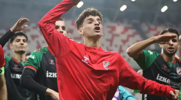 أدم ياشيليورت، مسافر إلى ماريبور! التفاصيل المتعلقة بفنربخشة وهال سيتي في العقد لفتت الانتباه.