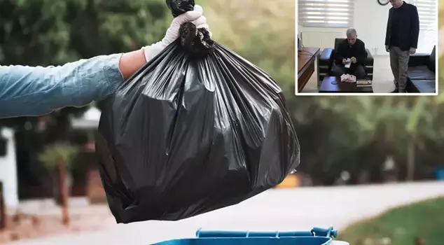 ألقى بكيس النقود في القمامة، وذهب إلى البنك بكيس القمامة.