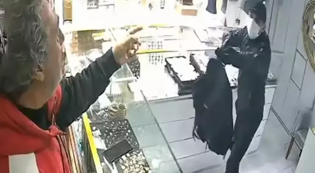 سرق 3 ملايين ليرة من محل المجوهرات وهرب.