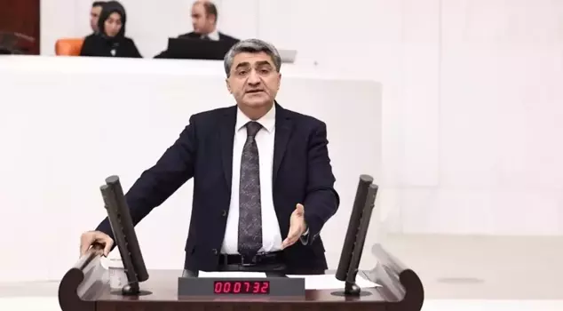 Mersin Deputy Ekmen reacts to the banner opened during the Batman Petrolspor match.