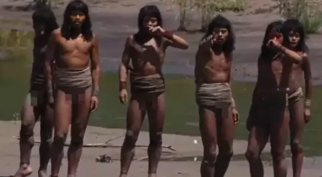 Интересные реакции членов изолированного племени, которые впервые увидели камеру.