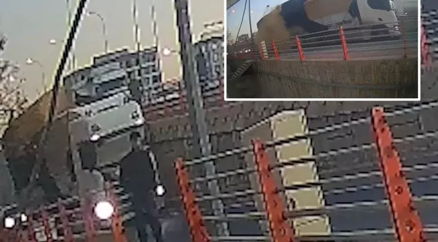 Он в последний момент избежал того, чтобы оказаться под упавшими тюками сена с грузовика.