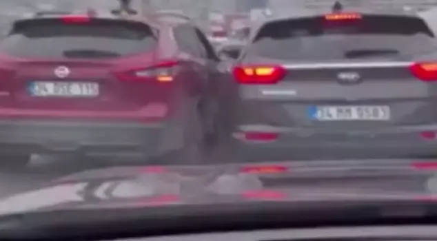 المصدر الذي تسبب في الحادث يتلقى ضربات بالركلات واللكمات.