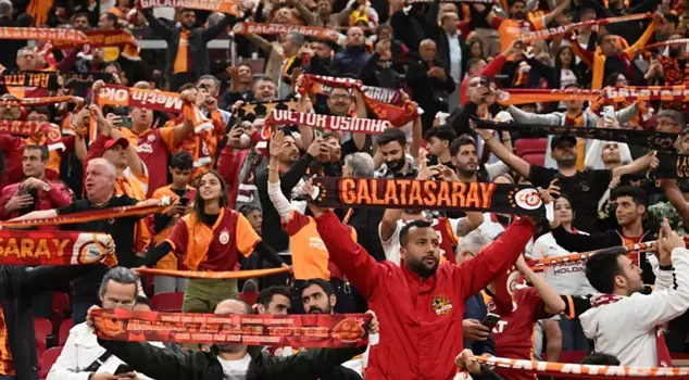 Galatasaray fans' reaction to the management.