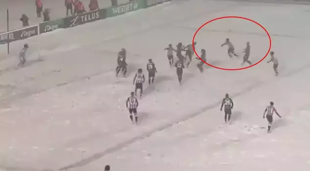 Невероятный матч, сыгранный в Канадской Премьер-лиге, снова в центре внимания.