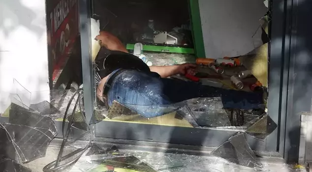 He got angry at his partner and set fire to the shop where he had locked himself in with a sickle.