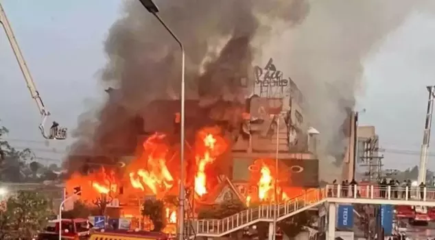 في حريق نشب في مركز تسوق في باكستان، لقي 6 أشخاص حتفهم.