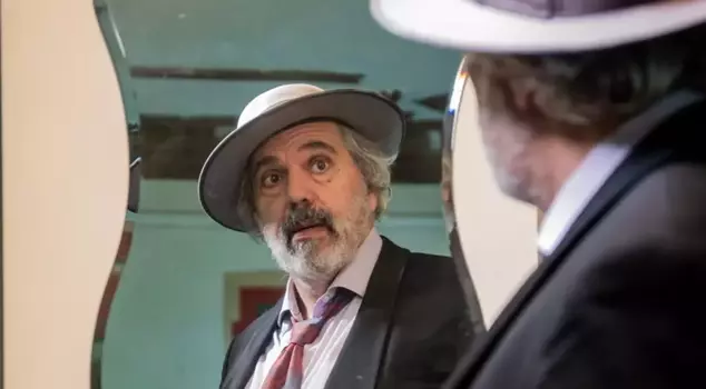 В Португалии кандидат в президенты делает необычные обещания: всем будут выданы Ferrari, а из кранов будет течь вино.