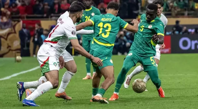 ثلاثة لاعبي كرة القدم يعانون من أعراض غريبة! تم نقلهم على وجه السرعة إلى المستشفى في النهائي الكبير.