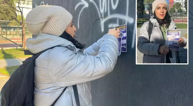 Он бродит по улицам, предупреждая о том, что видит, с помощью брошюры, на которую наступает.