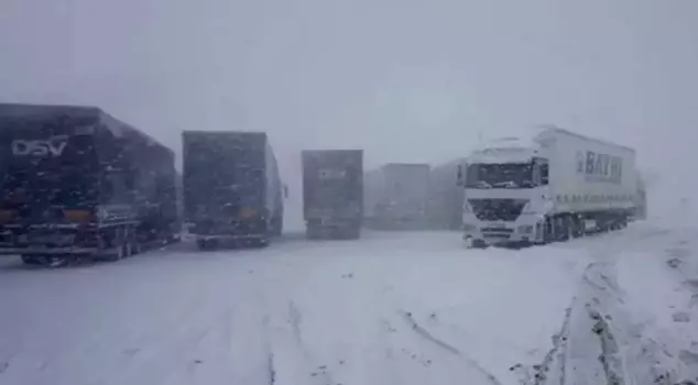 تساقط كثيف للثلوج! تم قطع الاتصال بين ثلاث محافظات.