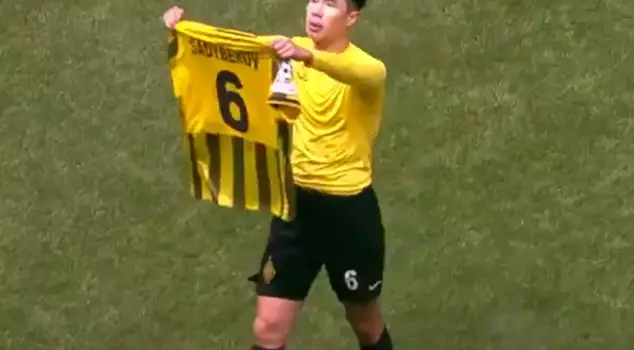 سجل هدفًا في مباراة كانوا متأخرين فيها 4-0، وخلع قميصه من الفرح.