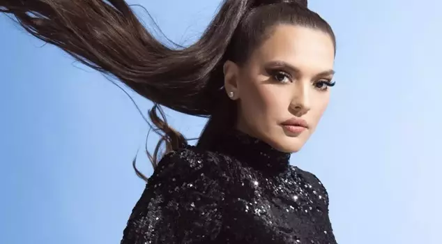 Demet Akalın's striking green passport complaint: It's our 30th anniversary, why can't we get it?