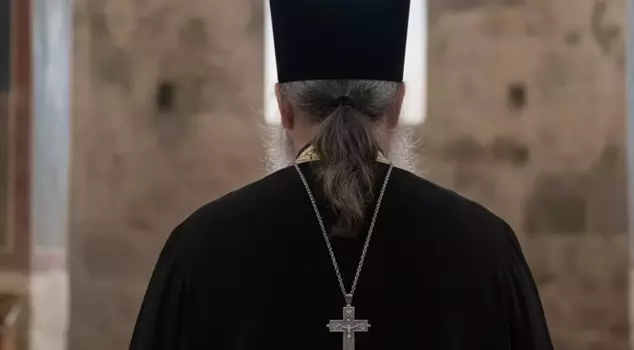 В Индии невероятная атака на священника Бипина Бихари Найка: его заставили есть коровий навоз.