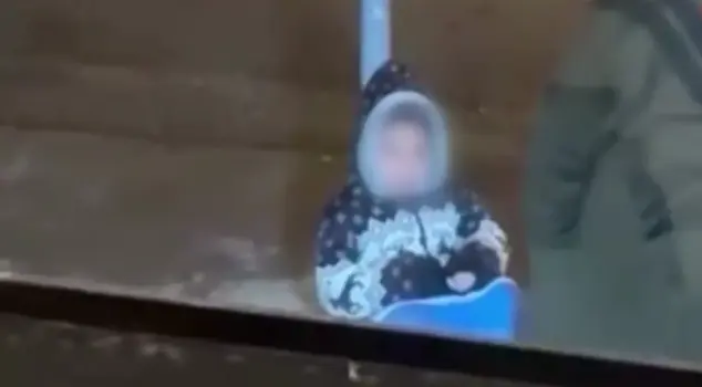 He begged for money with his children in the rain and threatened the citizen who reacted.