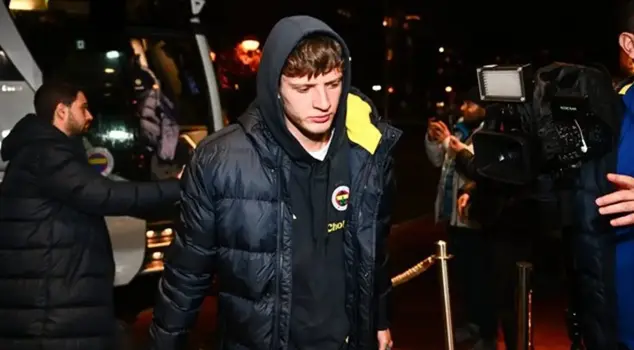 Удачи на пути, Шиманский! Он идет на медицинское обследование для своей новой команды.