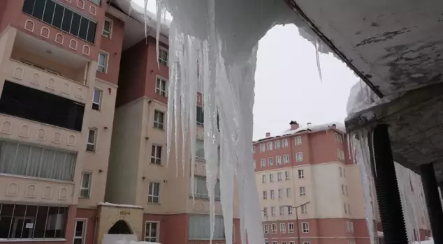 Icicles reaching up to 5 meters formed on the roofs of buildings in Bitlis.