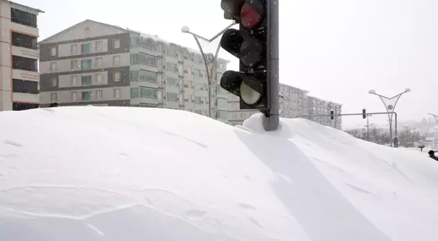 بلغت سماكة الثلوج في بتليس إلى مستوى إشارات المرور.