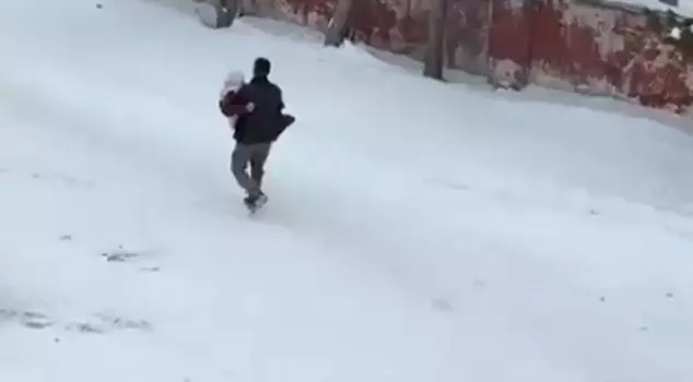 A heartfelt scene in Kars: He carried his sick mother in his arms.