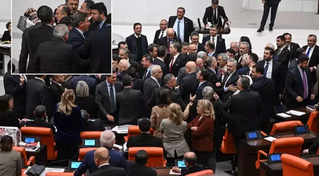 Драка, переросшая в кулачный бой в парламенте! Заседание было приостановлено дважды.