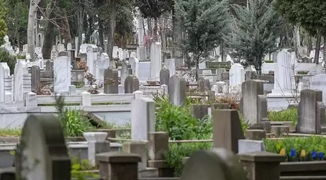 Из мешка на кладбище высыпались тысячи наркотических таблеток.