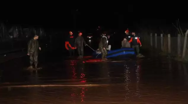Ливень принес бедствие! Людей, оказавшихся в ловушке, спасли на лодках.