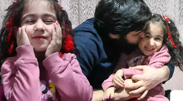 Р лечение Элиф, родившейся с сросшимися пальцами, было прервано после увольнения ее отца с работы.