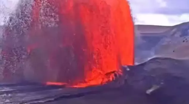 The giant volcano doesn't stop: it has been erupting lava for 6 hours.