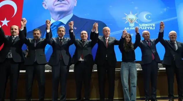 President Erdoğan pinned badges on the mayors who joined the AK Party.