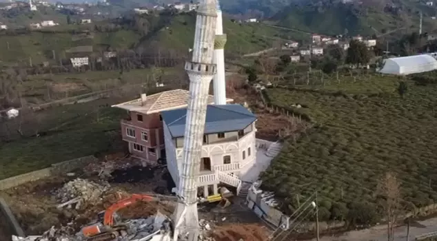 У черноморца упрямство упрямство! Построили мечеть, а потом разрушили мечеть.