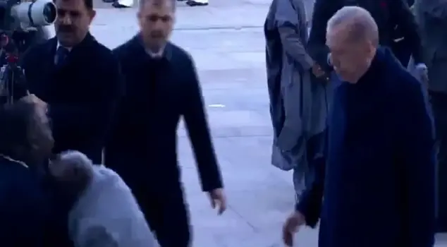 سقط رئيس نيجيريا تينوبو الذي استقبله الرئيس أردوغان في مراسم رسمية.