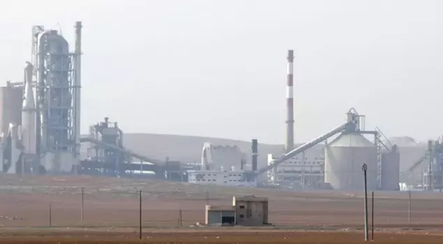 Его обвиняют в сотрудничестве с ИГИЛ! Вот фабрика французской компании в Сирии.