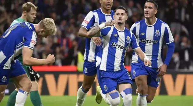 إنهم يأكلون كل ما يأتي في طريقهم! عسى أن ينجح أحد في إيقاف هذا الفريق.