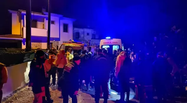 В Датче водитель автомобиля, захваченного наводнением, выжил, удерживаясь за ветку дерева.