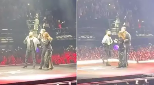 Таркан принял звёзд на концерте в Стамбуле.