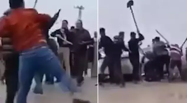 مثل معركة في الساحة! هاجموا بالحجارة والعصي والمجارف.