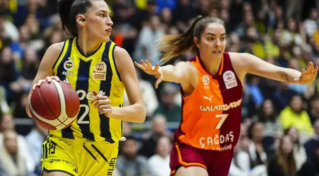 Фенербахче в сложном дерби одержал победу над Галатасараем.