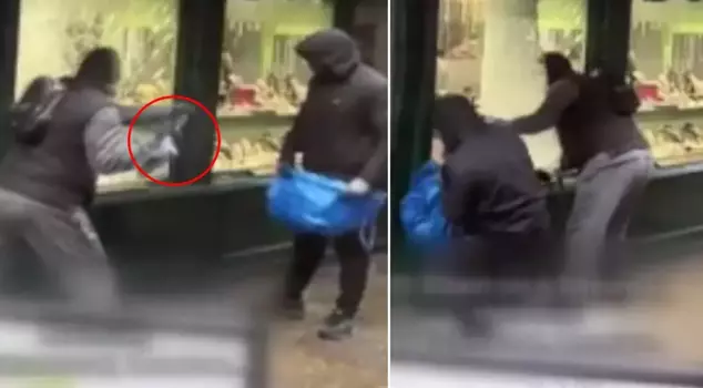 Look at the comfort! They swung the hammer and ran away in front of the citizens.