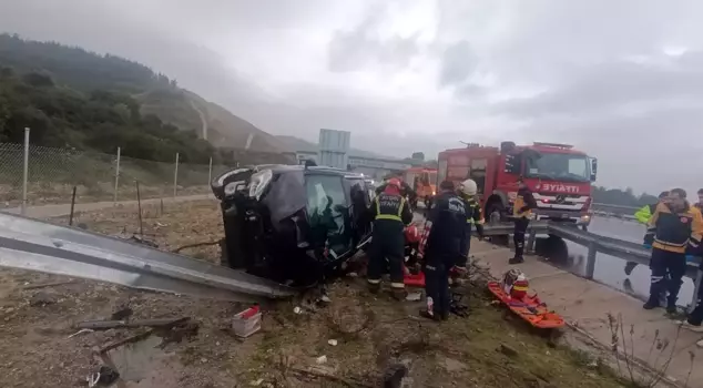 A vehicle that lost control crashed into a barrier: 2 dead.