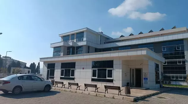 A young man who was shot in front of his house in Izmir has lost his life.