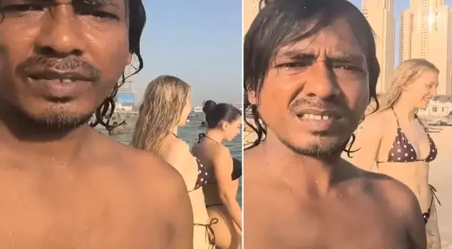 Look at the pervert! He secretly recorded two young girls swimming in the sea.