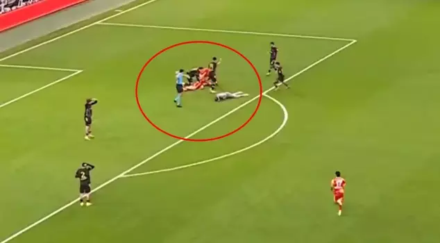 He was taken out of the game by ambulance! Terrifying moments during the Galatasaray-Istanbulspor match.