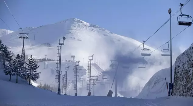 The highest snow depth at ski resorts was measured at Palandöken with 211 centimeters.