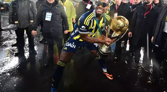 Фенербахче расторг контракт с Джоном Дюраном.